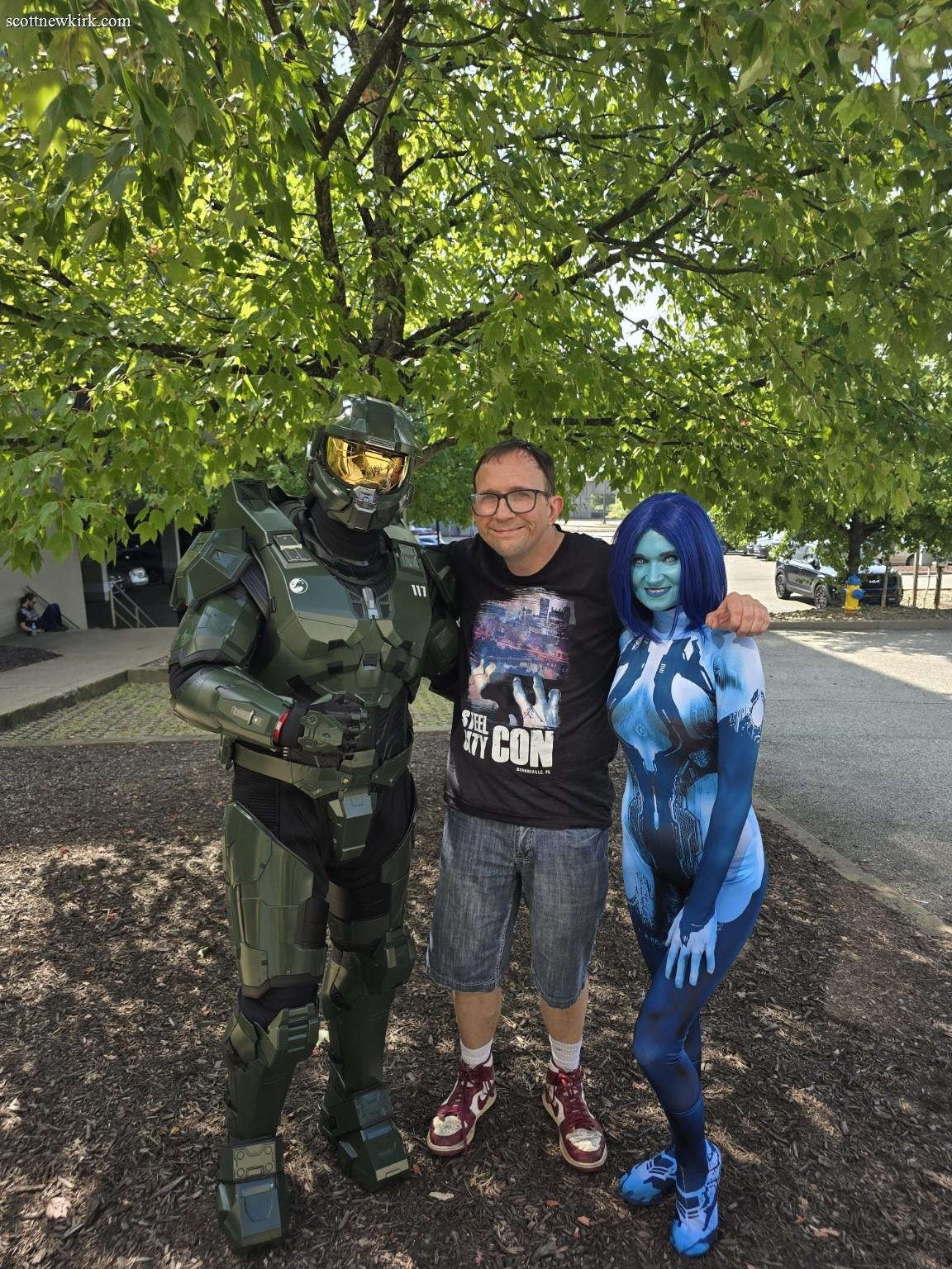 Photo with Master Chief and Cortana cosplay at Steel City Con